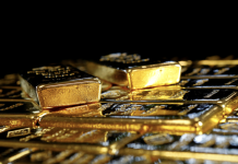 Giá vàng trượt về sát mốc chủ chốt 3.300 USD/oz, SPDR Gold Trust bán ròng