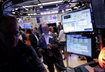 Chứng khoán Mỹ tăng điểm nhờ cổ phiếu Apple, giá dầu xuống đáy 8 tuần