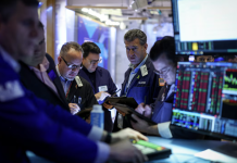 Chứng khoán Mỹ sụt điểm vì cổ phiếu AI lại bị xả, giá dầu giảm