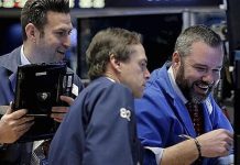 Chứng khoán Mỹ giảm mạnh trước thềm báo cáo việc làm, giá dầu giảm nhẹ sau tin Nga