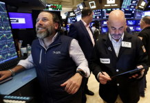 Phố Wall bật tăng mạnh nhờ Apple lập đỉnh lịch sử, giá dầu rơi xuống đáy 5 tháng